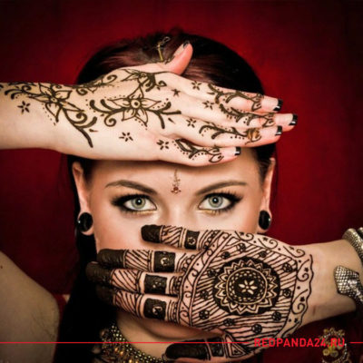 Девушка с татуировками из хны на руках